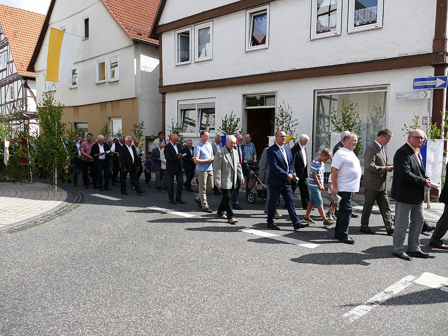 Fronleichnamsprozession durch die Straßen von Naumburg (Foto: Karl-Franz Thiede)